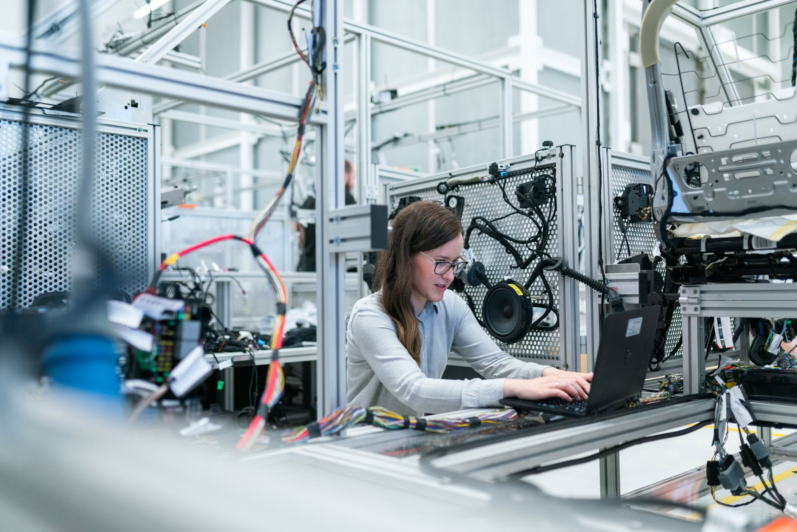 Ingenieurin bei Messungen im Labor
