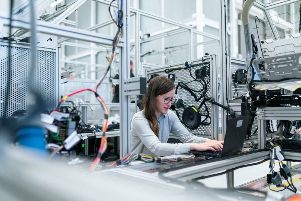 Ingenieurin arbeitet am Laptop in einem Prüflabor